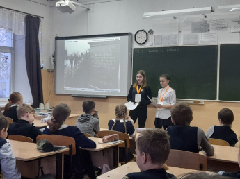   Классный час "Шагнувшая в бессмертие" провели волонтеры отряда "ДоброЯр"