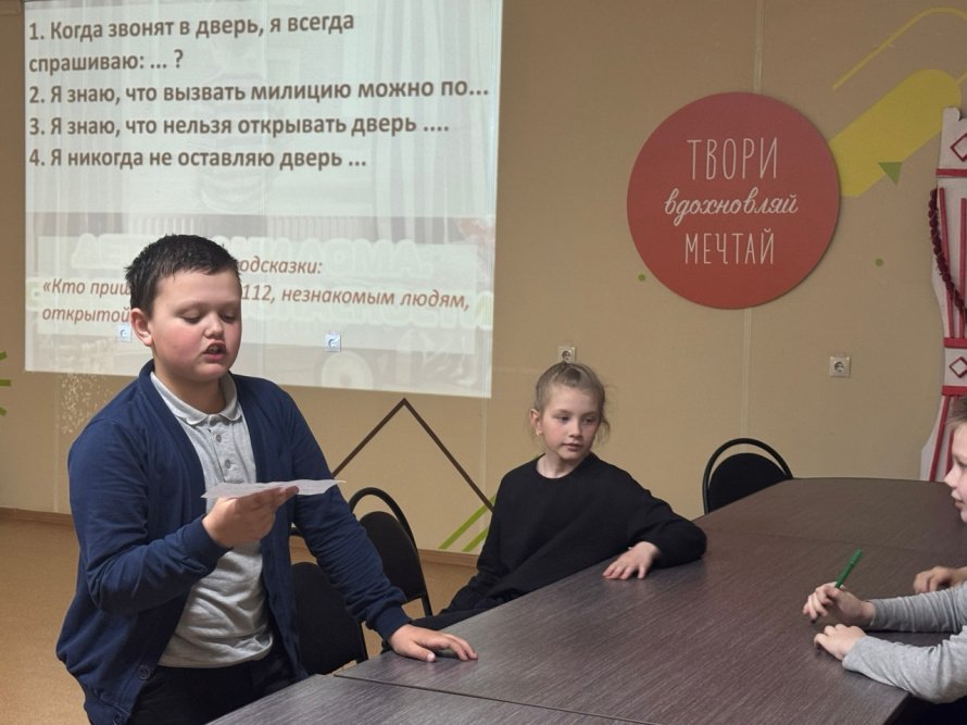 Как научить ребёнка быть в безопасности, когда он дома один?